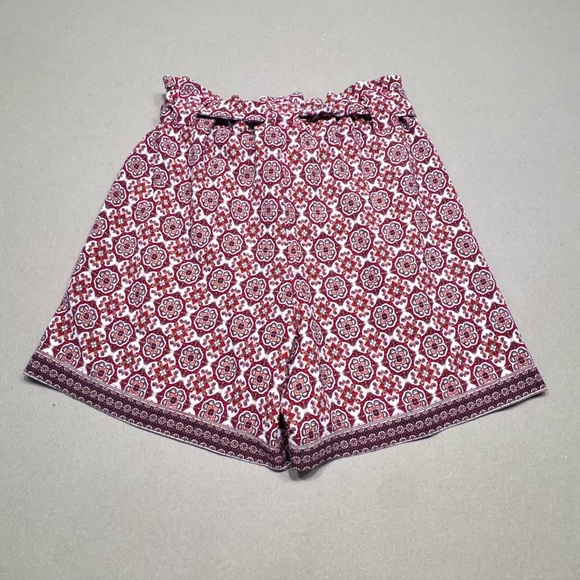 Max Studio Red and White High Waist Shorts with Chic Design - Picture 2 of 4